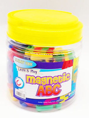 Matière plastique magnétique d'alphabets et de nombres avec la boîte en plastique, différentes couleurs faites sur commande, ajustement pour tout le panneau de fer-blanc