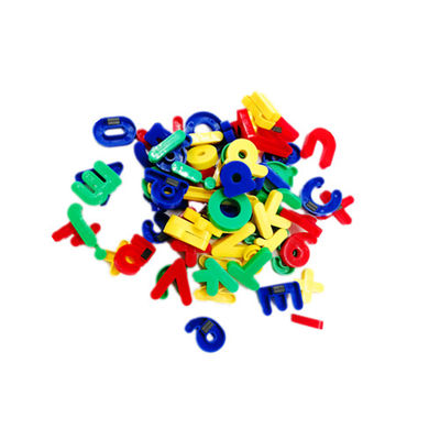 Matière plastique magnétique d'alphabets et de nombres avec la boîte en plastique, différentes couleurs faites sur commande, ajustement pour tout le panneau de fer-blanc