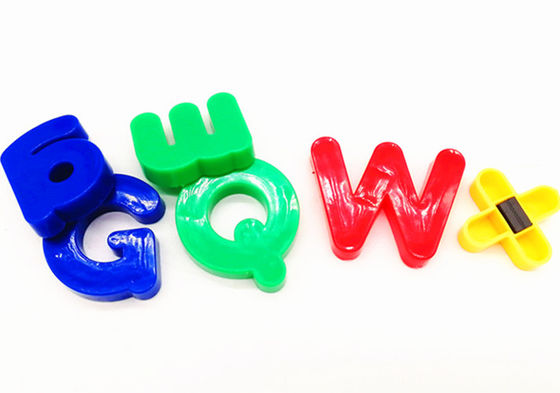 Matière plastique magnétique d'alphabets et de nombres avec la boîte en plastique, différentes couleurs faites sur commande, ajustement pour tout le panneau de fer-blanc