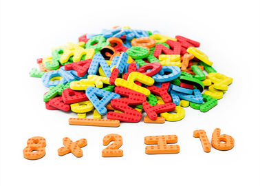 Des lettres et des chiffres magnétiques pour enfants.