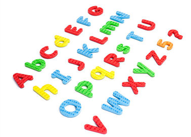Matière plastique magnétique d'alphabets et de nombres avec la boîte en plastique, différentes couleurs faites sur commande, ajustement pour tout le panneau de fer-blanc