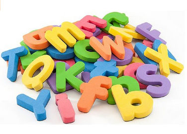 Matière plastique magnétique d'alphabets et de nombres avec la boîte en plastique, différentes couleurs faites sur commande, ajustement pour tout le panneau de fer-blanc