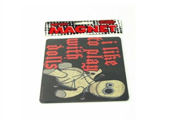 Formes personnalisées Découpe sous pression résistante aux intempéries Impression offset CMYK flexible Signes magnétiques de voiture réfrigérateur Magnet auto auto autocollants
