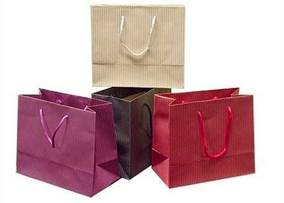 Impression de logo sur mesure Sacs de magasinage en papier avec poignées pour vos besoins publicitaires