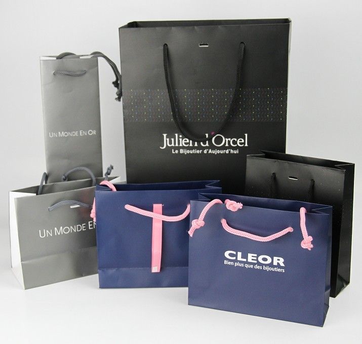 Sac en papier pliable recouvert sur mesure pour cadeau de luxe Sac de magasinage en papier avec poignée à corde